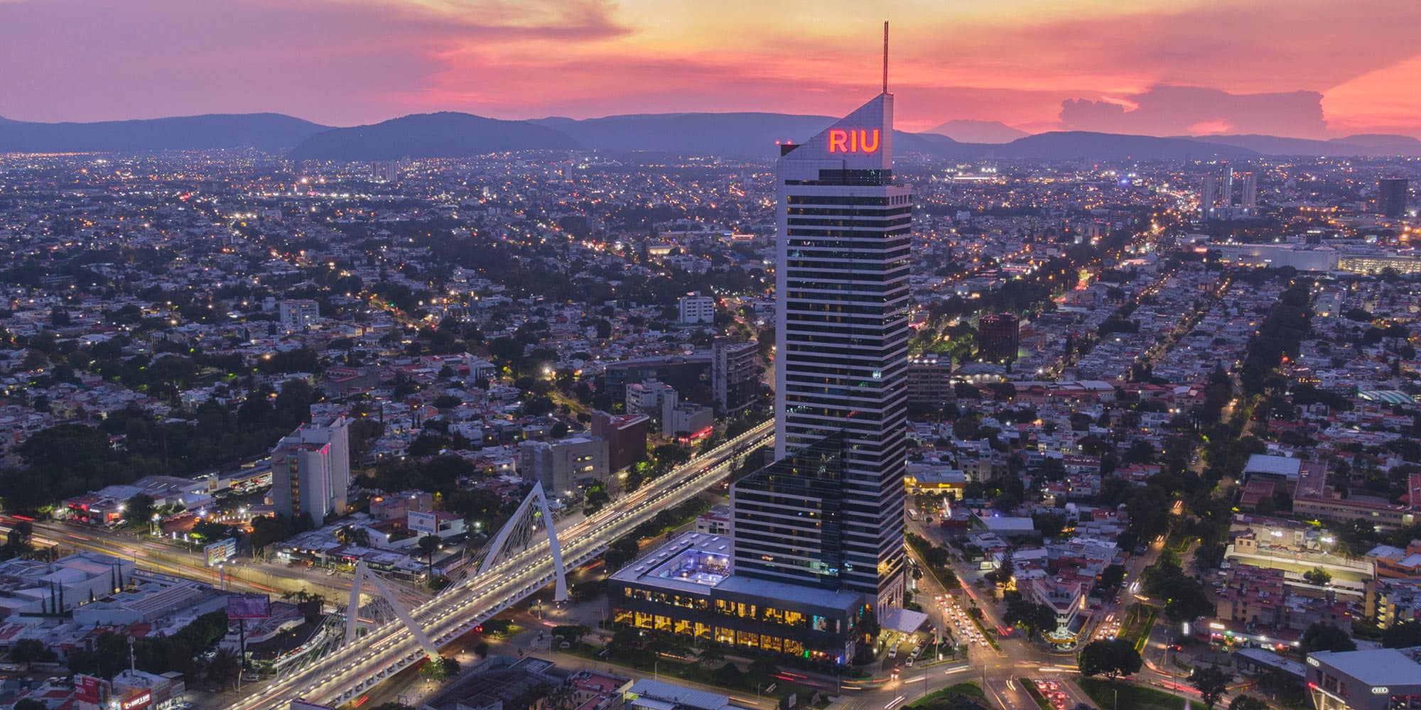 Hotel Riu Plaza en Guadalajara: Horarios y Reseñas | CityMap México